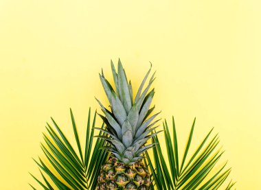 Ananas ve sarı tropikal palmiye yaprakları ile Yaz arka plan.