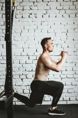Spor salonunda squats pratik uygun kaslı vücut ile Atletik adam.