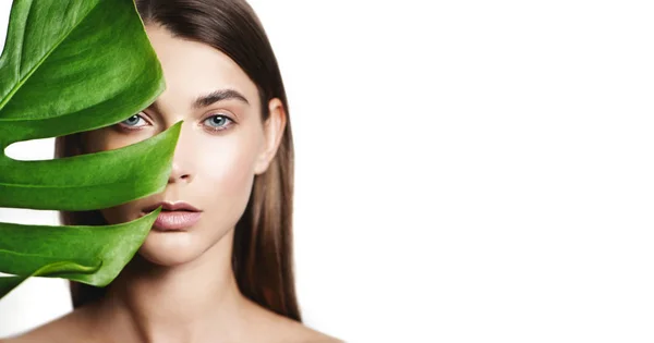 Hermosa mujer con hoja tropical verde sobre fondo blanco . —  Fotos de Stock