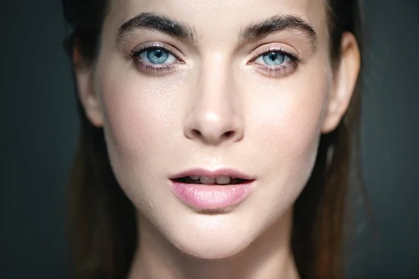 Portrait fermé de belle jeune femme avec des gouttes d'eau sur le visage — Photo