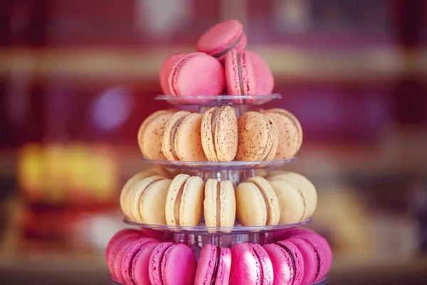 Nahaufnahme Pyramide aus bunten Macarons Dessert auf Schaufenster. — Stockfoto