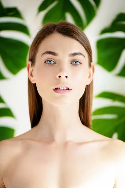 Portrait of young beautiful woman with perfect skin on tropical background. — Stok Foto