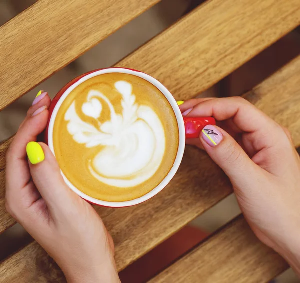 Vrouwelijke handen met trendy Neon manicure houden kopje koffie. — Stockfoto