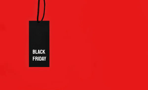Etiqueta de venda com inscrição Black Friday no fundo vermelho . — Fotografia de Stock