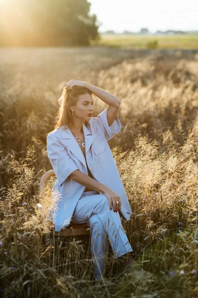 Foto de moda de mulher loira atraente em terno azul no campo de trigo . — Fotografia de Stock