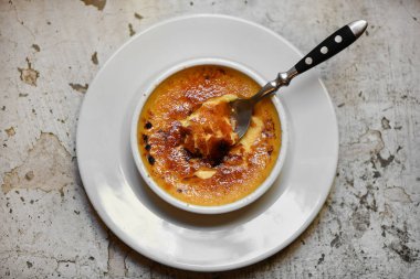 Rustik arka planda Creme brulee tatlı