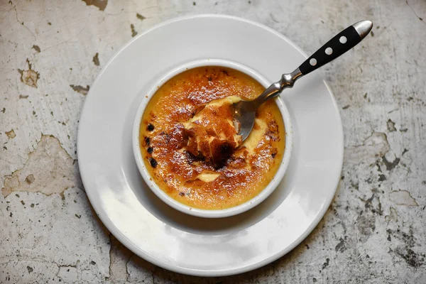 Rustik arka planda Creme brulee tatlı