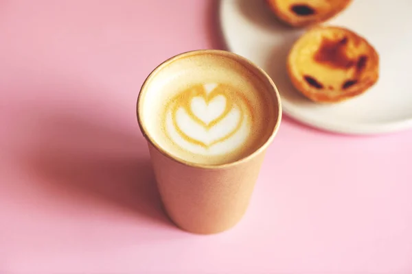 Portugese cookie Pastel de nata met koffie. — Stockfoto