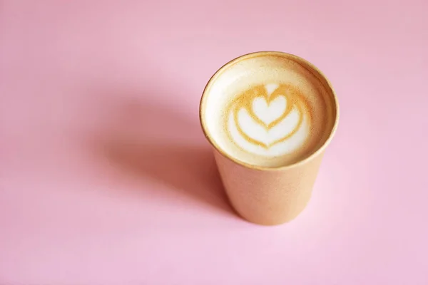 Top uitzicht van koffie kopje met latte kunst. — Stockfoto