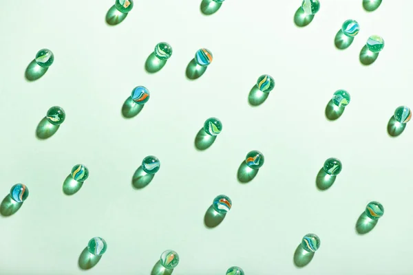 Kleine Glaskugeln auf mint Hintergrund. — Stockfoto