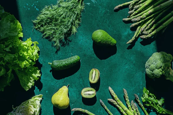 Groenten en fruit op groene achtergrond. — Stockfoto
