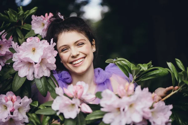 Joven mujer sonriente con flores . —  Fotos de Stock