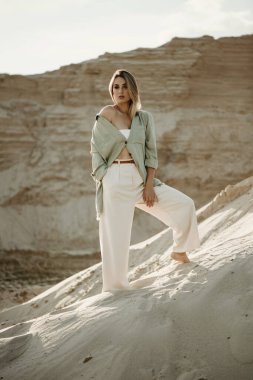 Kum tepelerinde duran çekici bir kadın..