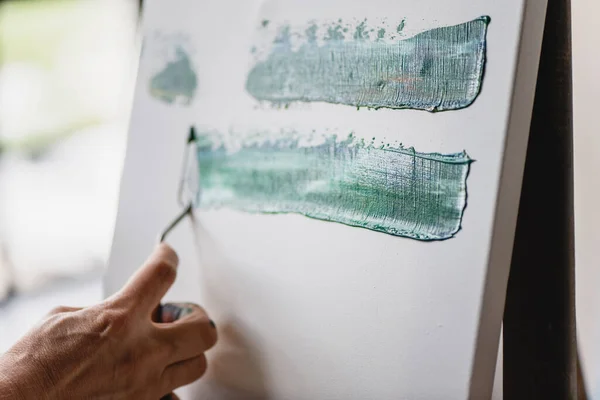 Pittura a mano artista su tela con spatola. — Foto Stock