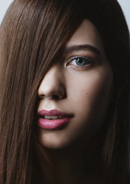 Retrato de mujer con cabello largo y hermoso cubriendo media cara. —  Fotos de Stock