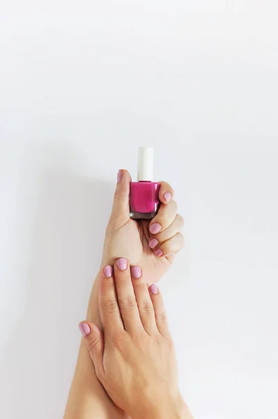 Esmalte de uñas en manos femeninas aisladas. — Foto de Stock