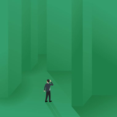 Yüksek duvarları olan bir labirentte dolaşan bir iş adamı.