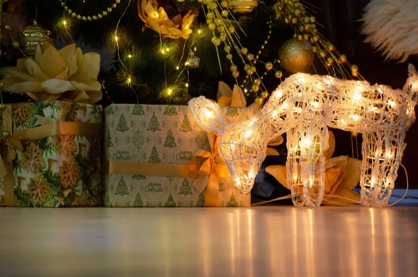 圣诞装饰品-礼品盒及鹿玩具 — 图库照片