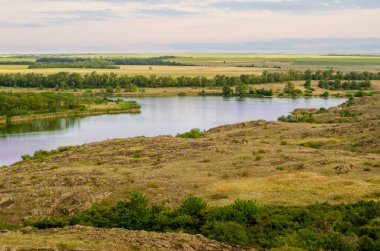Nehir, tarla ve orman kuşaklarıyla manzara