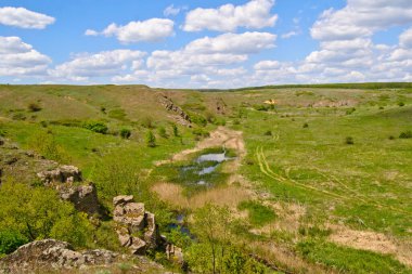 Çayır manzarası - nehir, tarlalar, kayalar