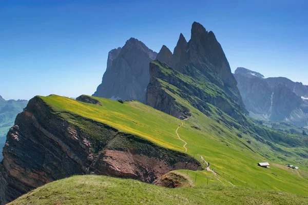 Görkemli dağ manzarası - Seceda, Dolomitler, İtalya. Kanayan bahar dağ yamaçları.