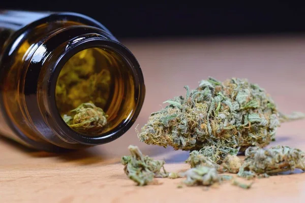 Bourgeons Marijuana Pot Sur Table — Photo