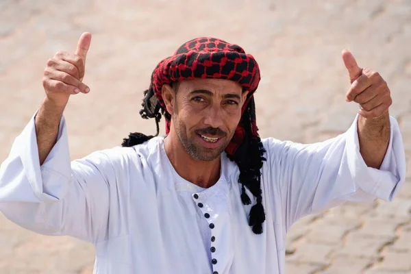 Hurghada Égypte 2019 Joyeux Homme Égyptien Souriant Portant Robe Traditionnelle — Photo