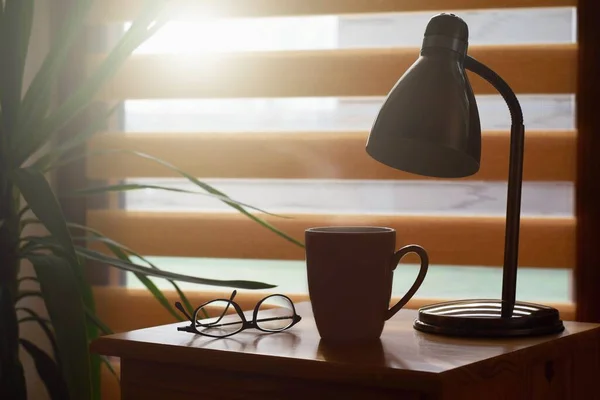 Tasse Café Sur Table Fond Fenêtre Maison Confortable — Photo