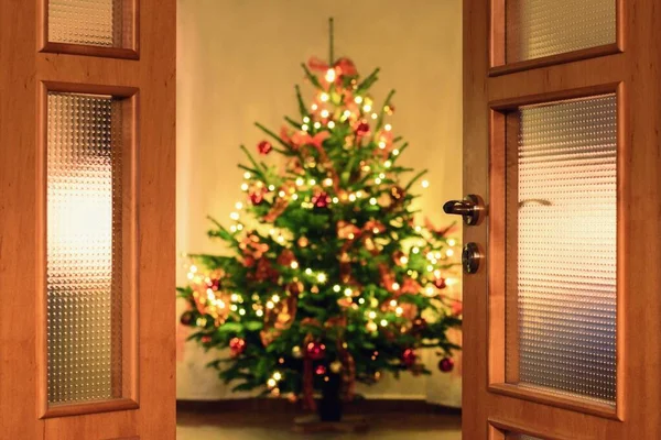 Half Geopende Deur Naar Het Gezellige Interieur Met Mooie Kerstboom — Stockfoto