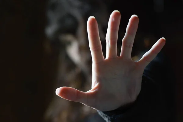 Violência Contra Mulheres Ortrait Mulher Assustada Desesperada Foco Nas Mãos — Fotografia de Stock