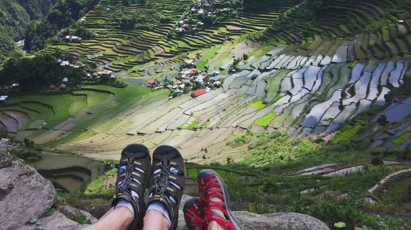 Dos Excursionistas Sentados Pico Montaña Disfrutando Hermosas Vistas Las Terrazas — Foto de Stock