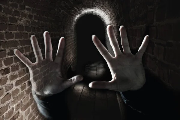 Ανατριχιαστικό Φάντασμα Χέρια Στο Σκοτάδι Τρομακτικό Υπόγειο Διπλή Έκθεση — Φωτογραφία Αρχείου
