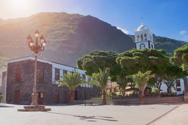 Şehir sokağı - Güzel tipik İspanyol sömürge mimarisi, Garachico şehri, Tenerife, Kanarya Adaları