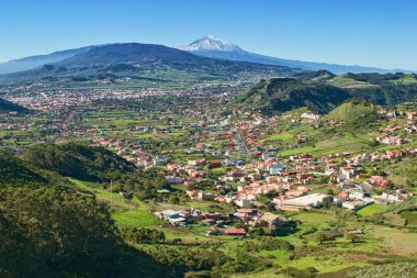 Tenerife Adası aeireal manzarası, ufuktaki en yüksek İspanyol volkanı Teide Dağı.