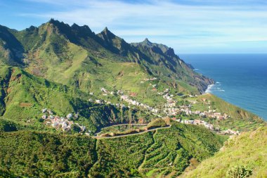Tenerife, Kanarya Adaları, İspanya. Batı kıyı manzarası, Anaga dağı ve Taganana köyü.