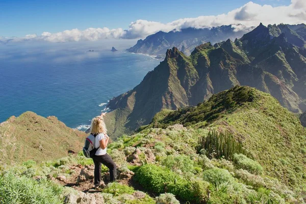 Kvinnlig Vandrare Tittar Vackra Kustlandskap Teneriffa Kanarieöarna Spanien Västra Kusten — Stockfoto