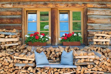 Kırsal ahşap pencereli çiçekler ve ahşap banklar, Dolomitler İtalya, Avrupa Alpleri