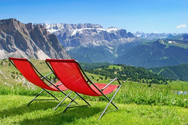 Zwei Rote Liegestühle Und Herrliches Bergpanorama — Stockfoto