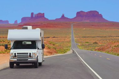 Otoyoldaki eğlence aracı, Monument Valley, ABD