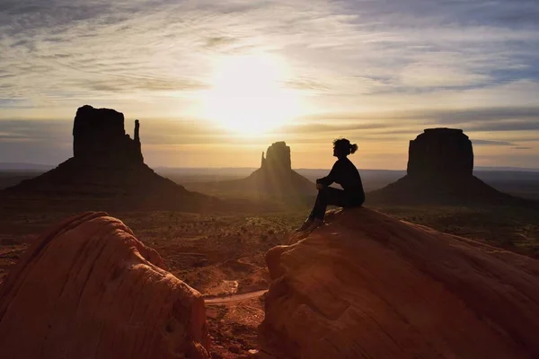 Mulher Caminhante Assistindo Bela Paisagem Nascer Sol Vale Monumento Utah — Fotografia de Stock