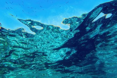 Soyut mavi arkaplan. Aşağıdan görünen deniz yüzeyi.