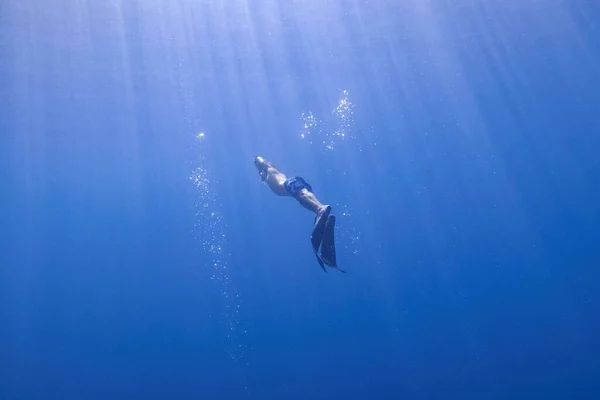 Freediver Zwemt Elegant Van Diepte Naar Het Zeeoppervlak Het Stralende — Stockfoto