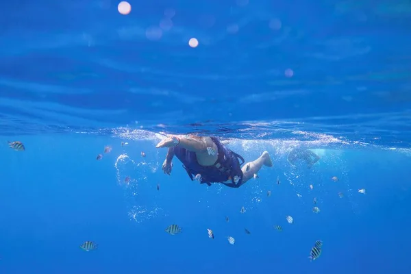 Homem Colete Salva Vidas Nadando Água Mar Azul — Fotografia de Stock