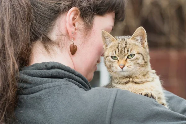 Jonge Vrouw Die Kitten Liefkoost Dierverzorging Liefde Tederheid — Stockfoto