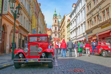 Prag, Çek Cumhuriyeti - 8. - Beş. 2019: Eski şehir taşıma araçları sokakta, turistik eğlence.
