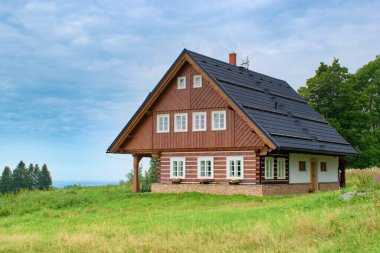 Geleneksel ahşap bir aile evi.