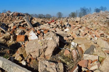 Açık alanda enkaz var.