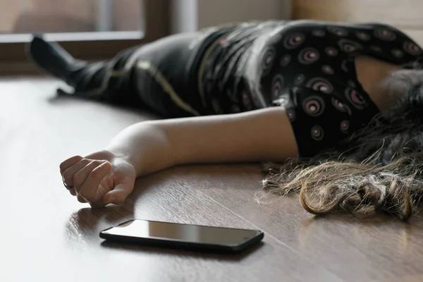 Γυναίκα Ξαπλωμένη Στο Πάτωμα Στο Σπίτι Τηλέφωνο Έπεσε Κοντά Στο — Φωτογραφία Αρχείου