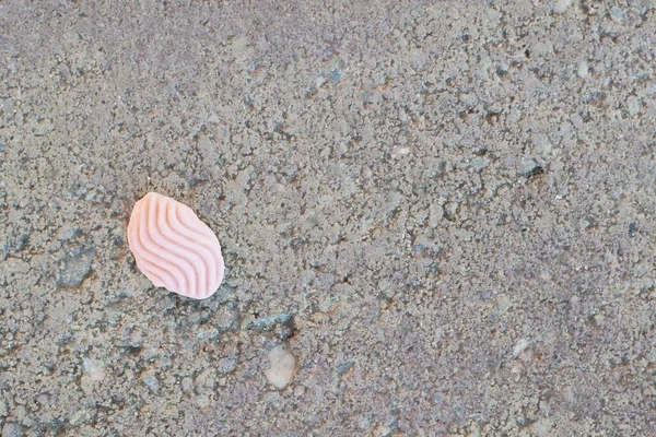 Pembe sakız kullanılmış, kaldırıma tükürmüş, bas gaza.