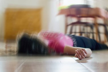 Evde yerde yatan kadın, epilepsi, baygınlık, felç, kaza veya diğer sağlık sorunları, sağlık ve tıbbi konsept